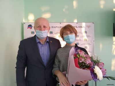 Поздравил управляющего делами администрации Новоазовского района