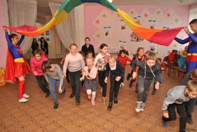 Супермены побывали в гостях у детей Новоазовска