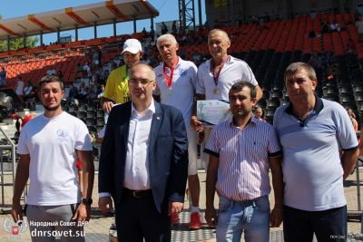 Владимир Бидёвка наградил финалистов легкоатлетического забега, посвящённого Дню города Донецка и Дню шахтёра